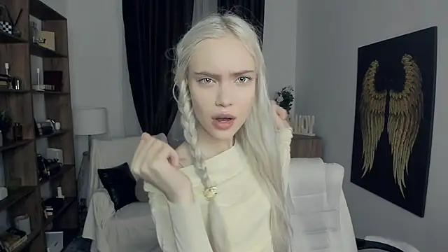 KristalCrowner online show from February 25, 2026, 7:36 pm