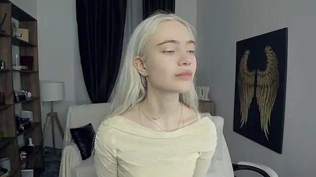 KristalCrowner online show from February 21, 2026, 7:38 pm