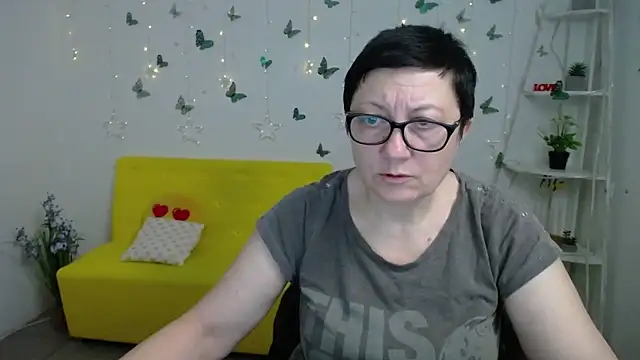 Snapshot of EmilyL0ve chatting on March 18, 2026, 6:20 pm EmilyL0ve online show from March 18, 2026, 6:20 pm