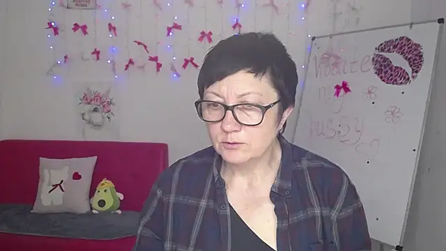 EmilyL0ve online show from May 5, 2026, 5:16 pm