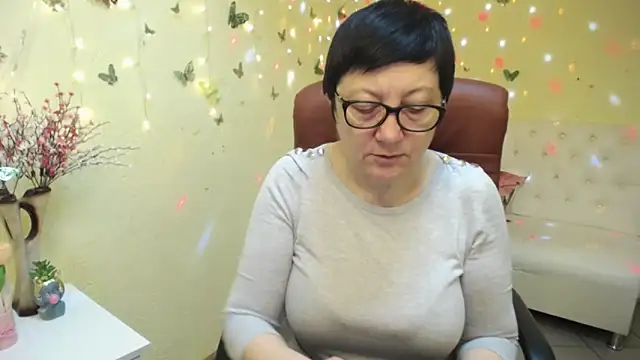 EmilyL0ve online show from April 28, 2026, 5:12 am
