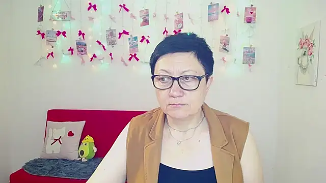 EmilyL0ve online show from May 8, 2026, 5:22 am