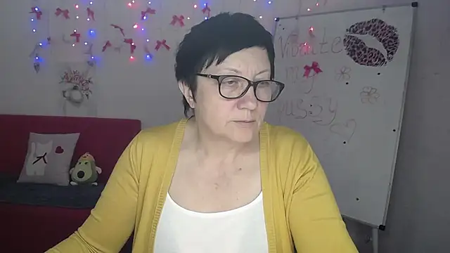 EmilyL0ve online show from May 2, 2026, 5:29 pm