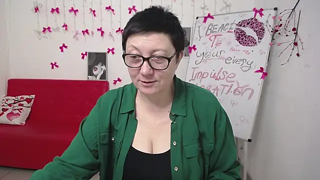 Snapshot of EmilyL0ve chatting on March 16, 2026, 6:21 pm EmilyL0ve online show from March 16, 2026, 6:21 pm