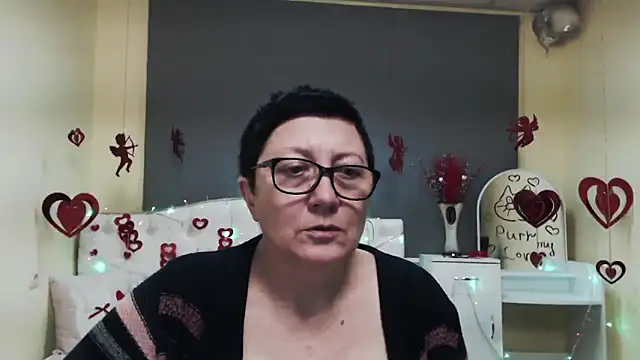 Snapshot of EmilyL0ve chatting on February 8, 2026, 5:43 pm EmilyL0ve online show from February 8, 2026, 5:43 pm