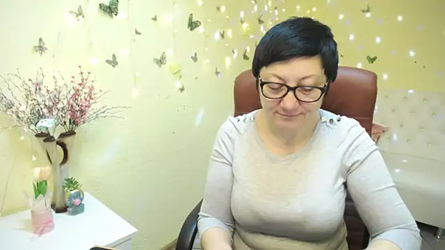EmilyL0ve online show from April 26, 2026, 5:27 am