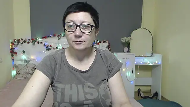 Snapshot of EmilyL0ve chatting on March 15, 2026, 6:20 am EmilyL0ve online show from March 15, 2026, 6:20 am