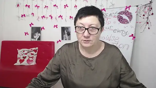 Snapshot of EmilyL0ve chatting on March 4, 2026, 6:15 pm EmilyL0ve online show from March 4, 2026, 6:15 pm