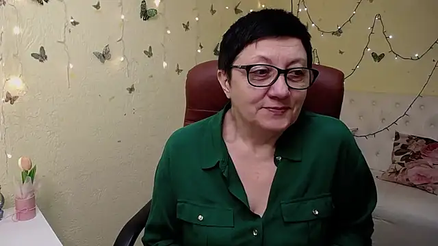 Snapshot of EmilyL0ve chatting on March 22, 2026, 6:15 am EmilyL0ve online show from March 22, 2026, 6:15 am