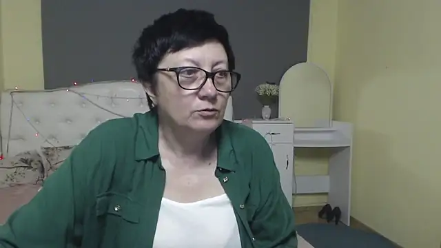 EmilyL0ve online show from May 4, 2026, 5:49 pm