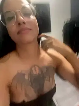 Snapshot of HyaraMoon chatting on January 12, 2026, 1:23 am HyaraMoon online show from January 12, 2026, 1:23 am