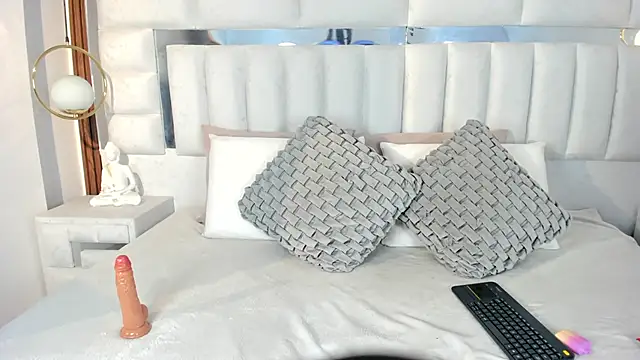 iim Cloe online show from March 6, 2026, 8:26 pm