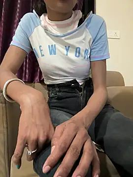 Snapshot of hina_001 chatting on February 6, 2026, 9:33 pm hina 001 online show from February 6, 2026, 9:33 pm