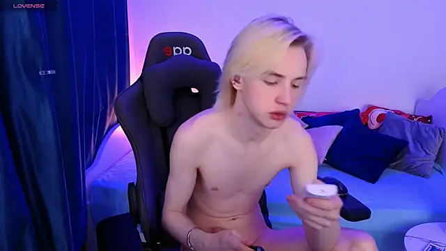 lucidangelok1 online show from April 15, 2026, 8:09 am