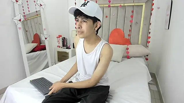 julian xx online show from February 13, 2026, 7:47 pm