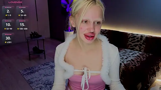 Luna Beverly online show from July 29, 2026, 8:52 pm