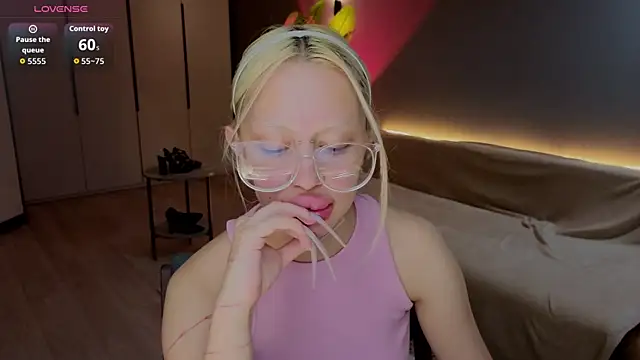 Luna Beverly online show from August 4, 2026, 8:24 pm