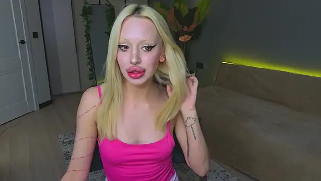 Luna Beverly online show from April 22, 2026, 8:26 pm