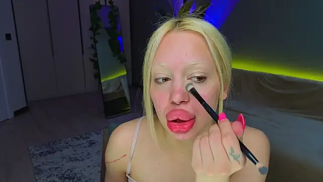 Luna Beverly online show from May 26, 2026, 8:29 pm