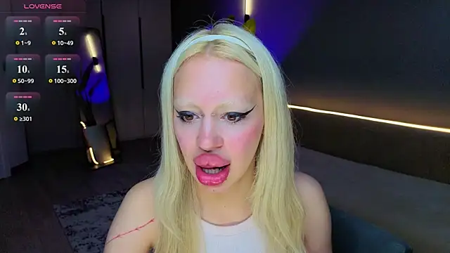 Luna Beverly online show from July 12, 2026, 8:53 pm