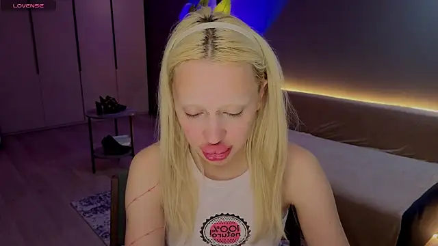 Luna Beverly online show from August 1, 2026, 8:29 pm