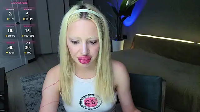 Luna Beverly online show from June 20, 2026, 8:36 pm