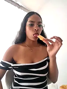 KATALINA SANTANA  online show from February 28, 2026, 6:51 pm