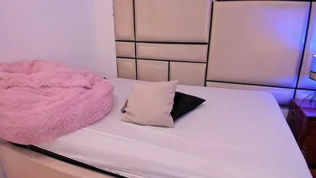 alejandra loppez online show from February 23, 2026, 7:36 pm