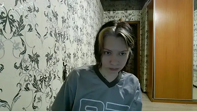 LxayBloom online show from April 28, 2026, 2:27 am