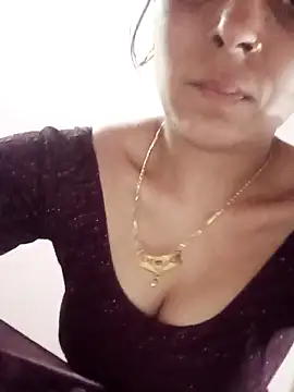 Snapshot of Hot_ree85 chatting on May 14, 2026, 1:30 pm Hot ree85 online show from May 14, 2026, 1:30 pm