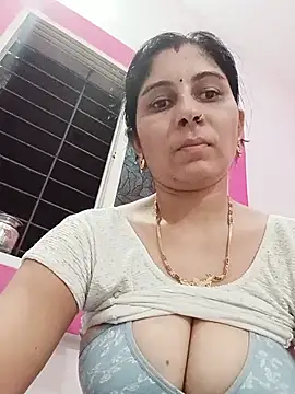 Snapshot of Hot_ree85 chatting on June 15, 2026, 5:18 am Hot ree85 online show from June 15, 2026, 5:18 am