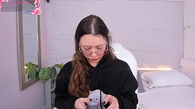 lanna 18  online show from April 24, 2026, 11:56 am
