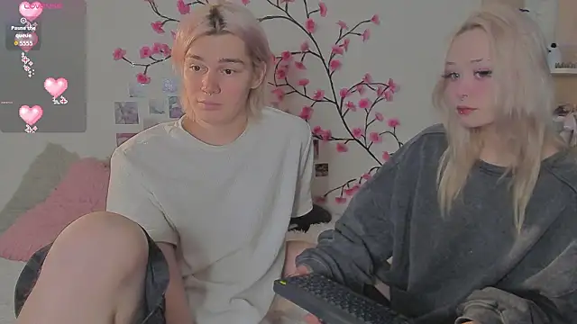 Snapshot of SweetheartsFriends chatting on March 10, 2026, 6:28 am SweetheartsFriends online show from March 10, 2026, 6:28 am