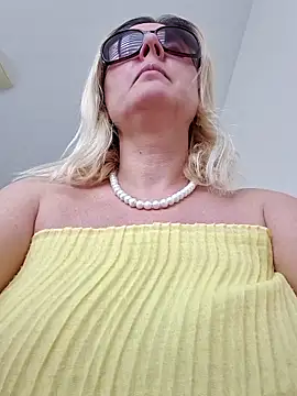 Amelia9798 online show from April 26, 2026, 2:03 pm
