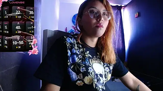 Snapshot of Velvet_Moon33 chatting on March 21, 2026, 10:13 pm Velvet Moon33 online show from March 21, 2026, 10:13 pm