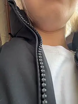 Snapshot of AshleyMur chatting on March 19, 2026, 5:51 am AshleyMur online show from March 19, 2026, 5:51 am