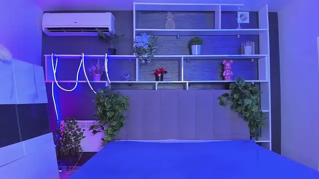 StephieRousee online show from July 29, 2026, 5:28 am