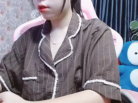 -Tamy- online show from May 7, 2026, 6:44 pm