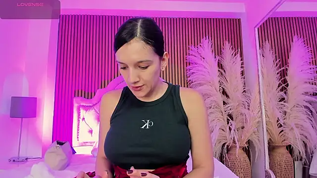 Violett hott  online show from February 3, 2026, 12:32 pm