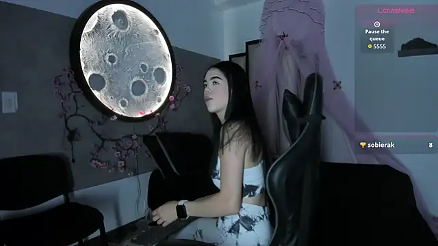 Luna  02 online show from March 7, 2026, 11:38 am