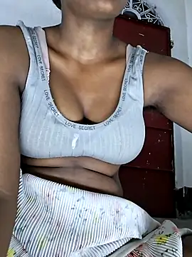 Royal-girl78 online show from May 7, 2026, 4:32 pm