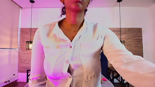 Snapshot of Ellie-Alves chatting on June 18, 2026, 5:07 pm Ellie-Alves online show from June 18, 2026, 5:07 pm