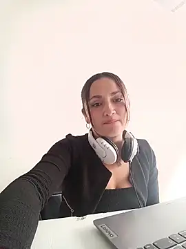 Alejandra N online show from June 10, 2026, 1:23 pm