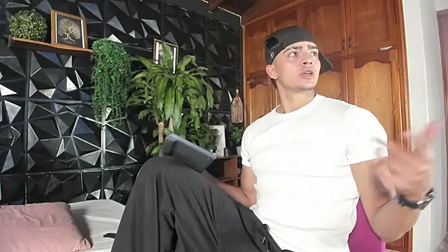 Snapshot of elliot_colton chatting on August 5, 2026, 8:36 pm elliot colton online show from August 5, 2026, 8:36 pm