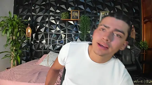 Snapshot of elliot_colton chatting on July 20, 2026, 6:43 pm elliot colton online show from July 20, 2026, 6:43 pm
