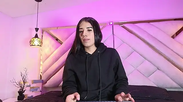 zoevg online show from March 6, 2026, 12:33 pm