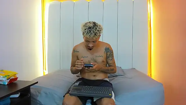 2Hot4You OS online show from January 16, 2026, 3:32 am