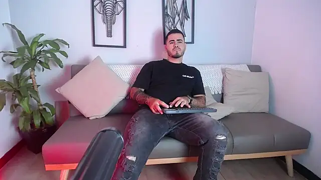 Snapshot of Aronhilton chatting on January 14, 2026, 7:17 pm Aronhilton online show from January 14, 2026, 7:17 pm