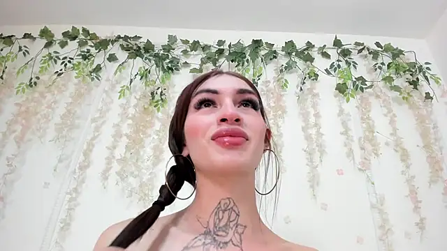 lizz lunna online show from June 12, 2026, 9:23 pm