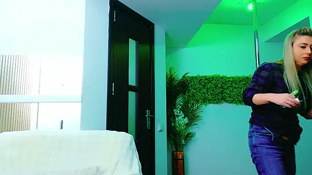 EvelinHill online show from March 16, 2026, 4:53 am